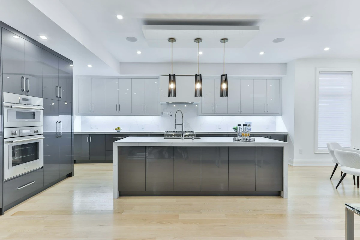 CasaBuilt kitchen cabinets in a modern kitchen