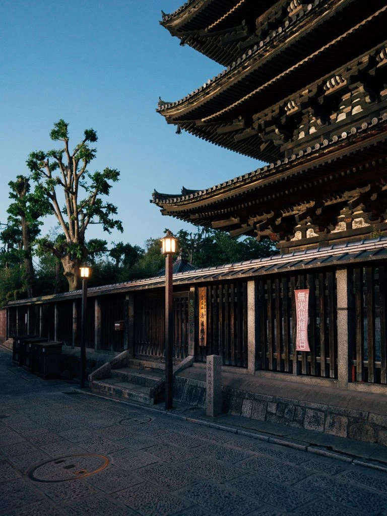 A YazaGaku instructor coaching a learner in a sunlit Kyoto street