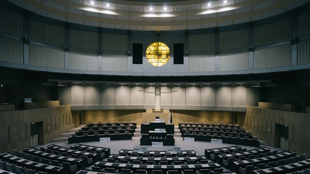 A YazaGaku business-Japanese coaching session in a Tokyo corporate boardroom.